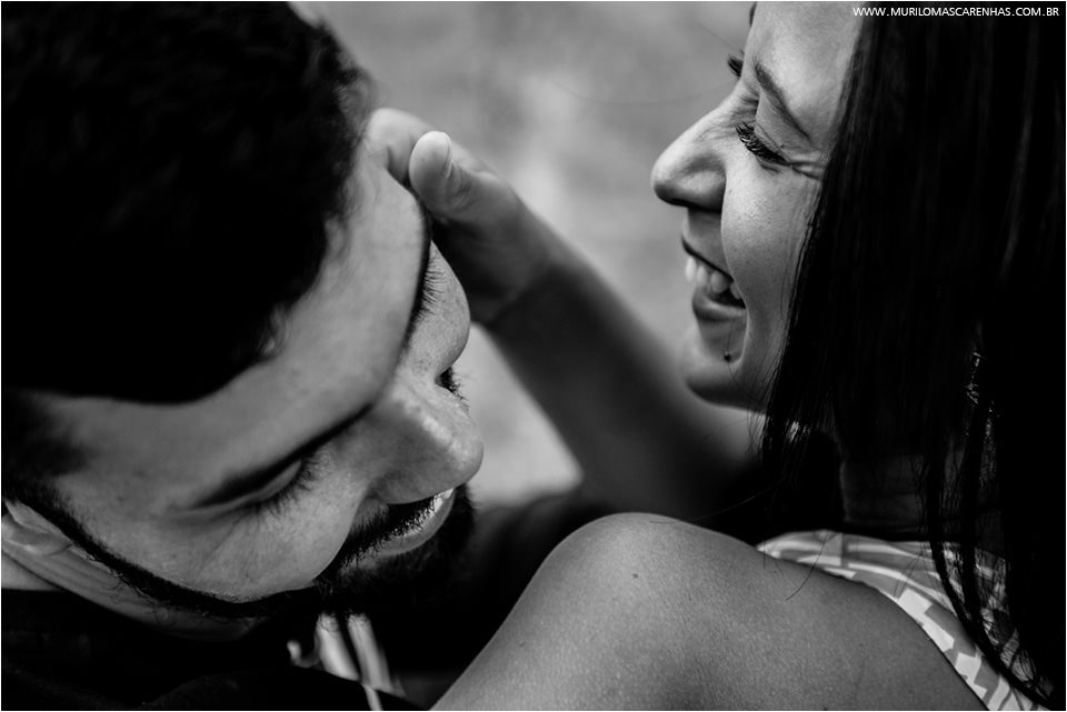 ensaio divertido casal de noivos em Feira de Santana, banca de revistas, rodoviária, biblioteca, UEFS (universidade), fotografado por Murilo Mascarenhas