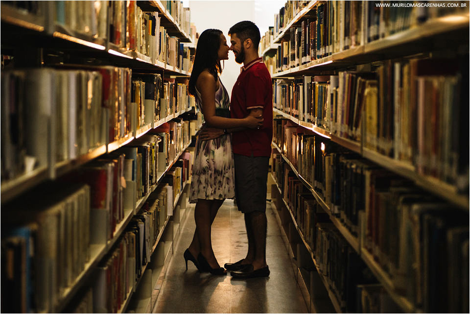 ensaio divertido casal de noivos em Feira de Santana, banca de revistas, rodoviária, biblioteca, UEFS (universidade), fotografado por Murilo Mascarenhas