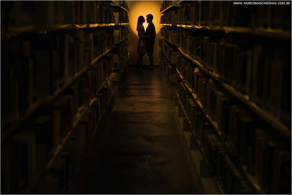 ensaio divertido casal de noivos em Feira de Santana, banca de revistas, rodoviária, biblioteca, UEFS (universidade), fotografado por Murilo Mascarenhas