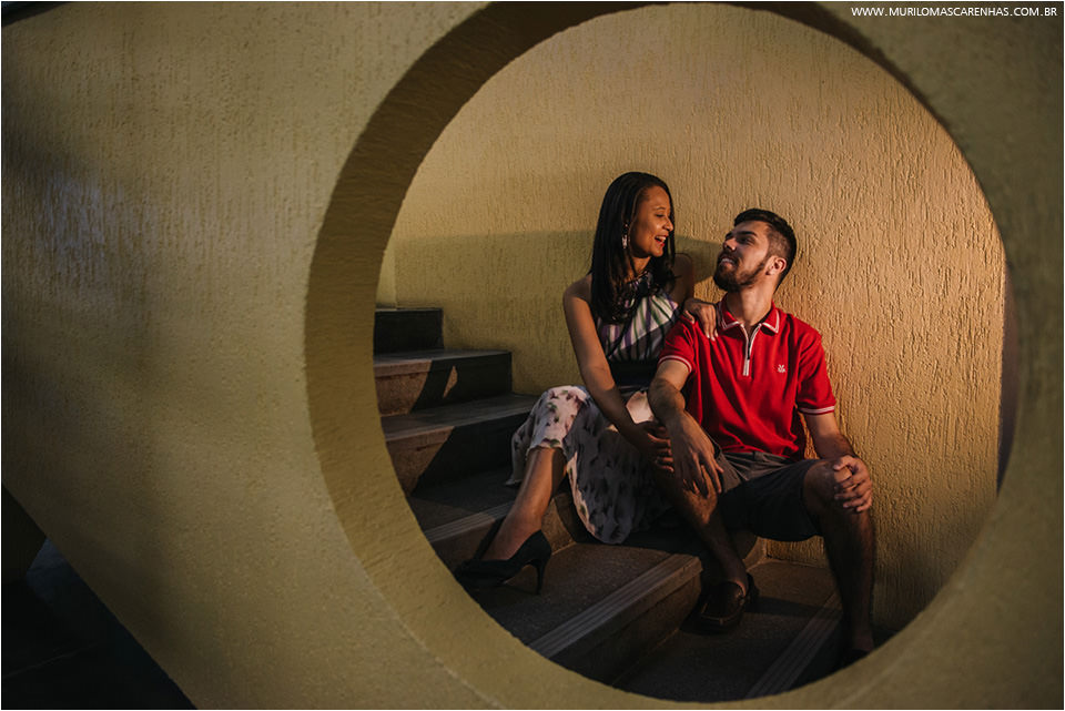 ensaio divertido casal de noivos em Feira de Santana, banca de revistas, rodoviária, biblioteca, UEFS (universidade), fotografado por Murilo Mascarenhas