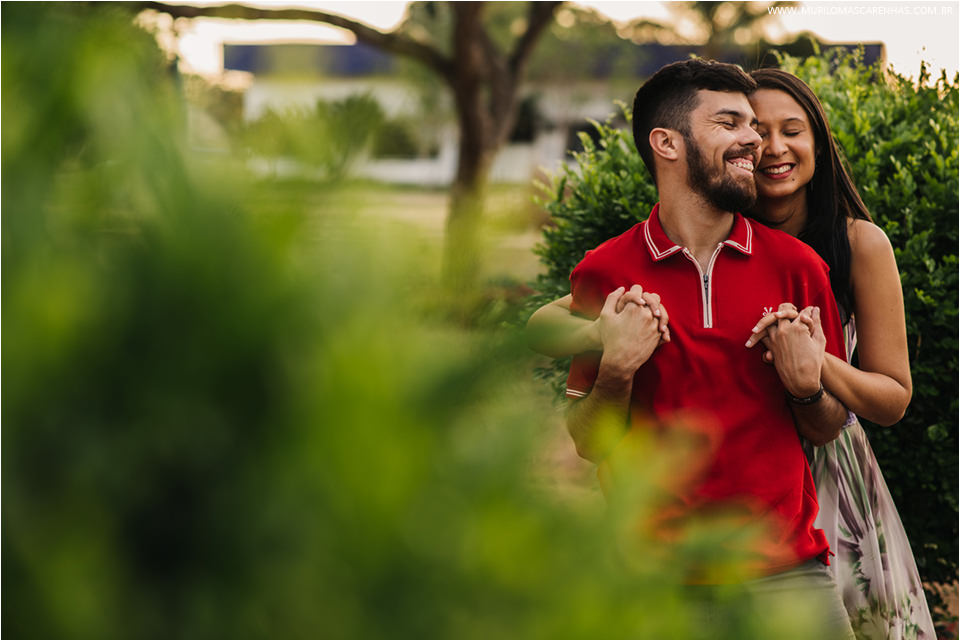 ensaio divertido casal de noivos em Feira de Santana, banca de revistas, rodoviária, biblioteca, UEFS (universidade), fotografado por Murilo Mascarenhas