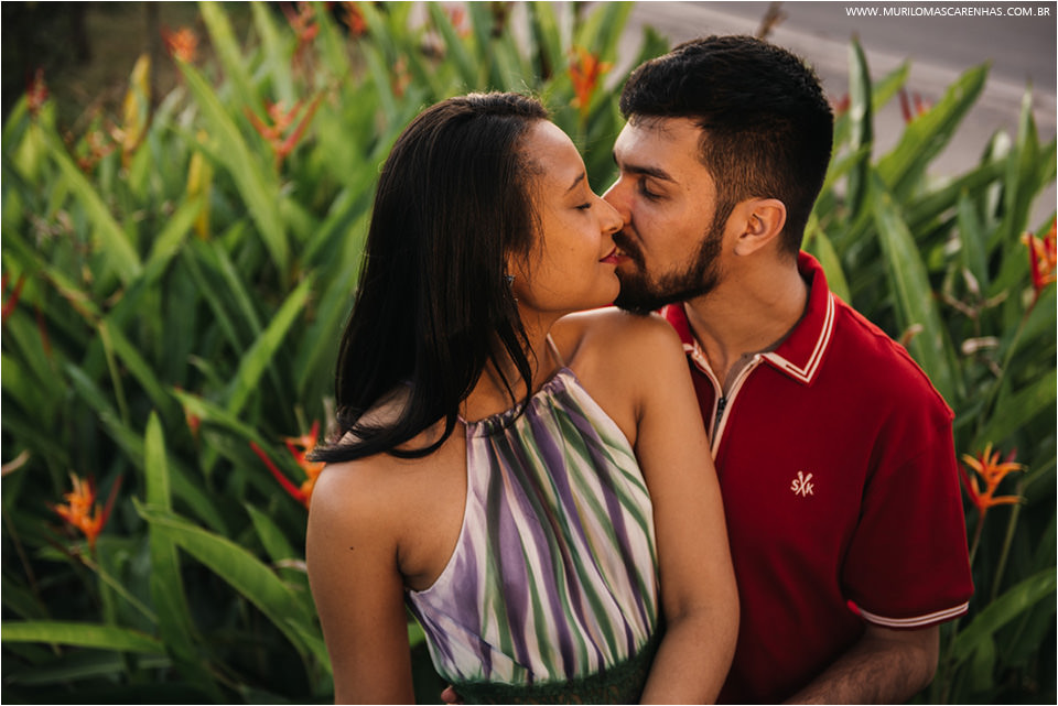 ensaio divertido casal de noivos em Feira de Santana, banca de revistas, rodoviária, biblioteca, UEFS (universidade), fotografado por Murilo Mascarenhas