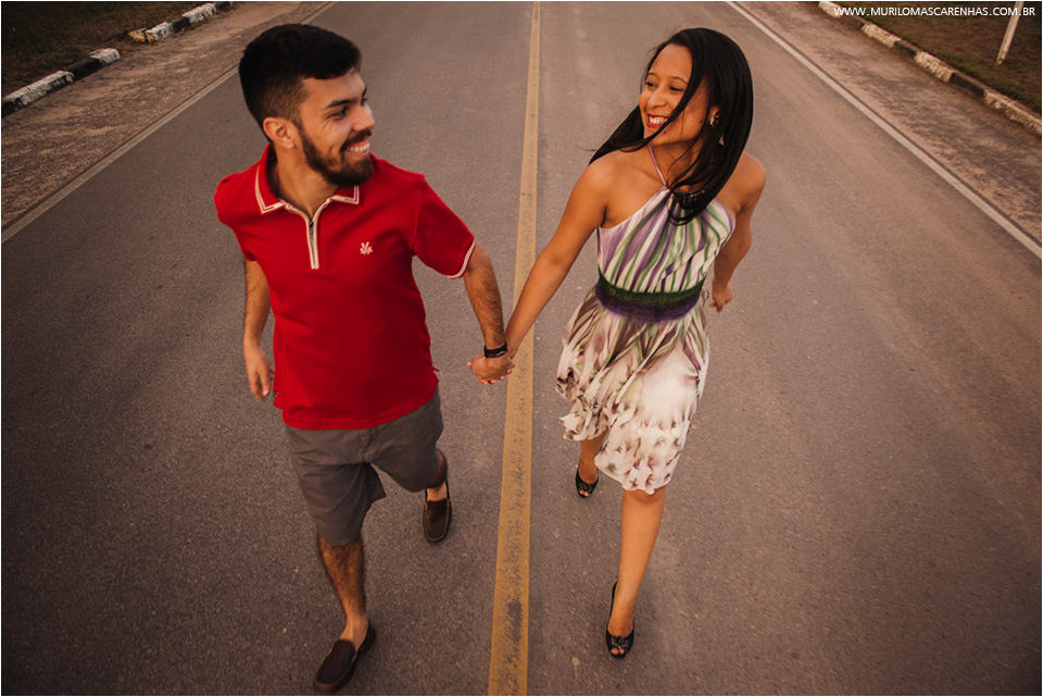 ensaio divertido casal de noivos em Feira de Santana, banca de revistas, rodoviária, biblioteca, UEFS (universidade), fotografado por Murilo Mascarenhas