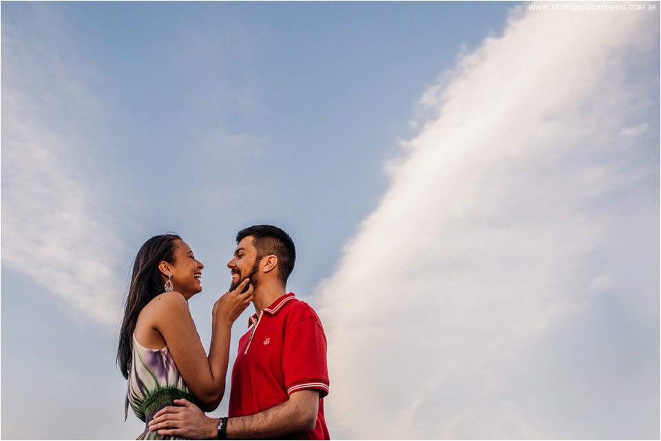ensaio divertido casal de noivos em Feira de Santana, banca de revistas, rodoviária, biblioteca, UEFS (universidade), fotografado por Murilo Mascarenhas