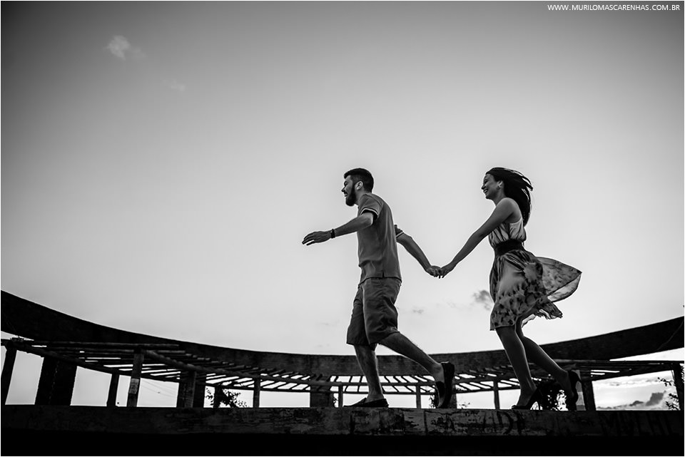 ensaio divertido casal de noivos em Feira de Santana, banca de revistas, rodoviária, biblioteca, UEFS (universidade), fotografado por Murilo Mascarenhas