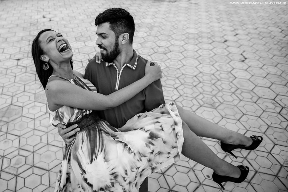 ensaio divertido casal de noivos em Feira de Santana, banca de revistas, rodoviária, biblioteca, UEFS (universidade), fotografado por Murilo Mascarenhas