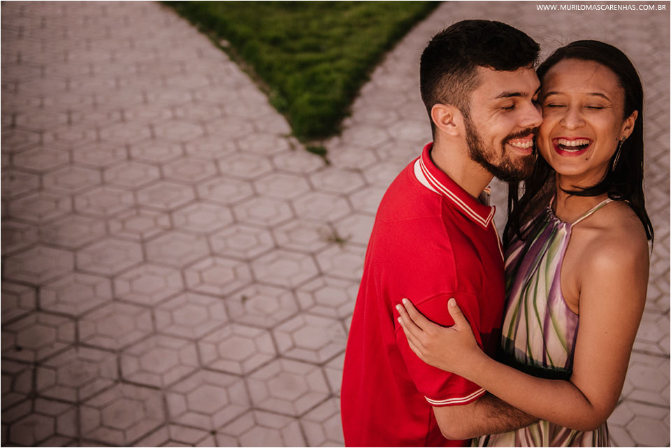 ensaio divertido casal de noivos em Feira de Santana, banca de revistas, rodoviária, biblioteca, UEFS (universidade), fotografado por Murilo Mascarenhas