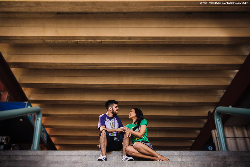 ensaio divertido casal de noivos em Feira de Santana, banca de revistas, rodoviária, biblioteca, UEFS (universidade), fotografado por Murilo Mascarenhas