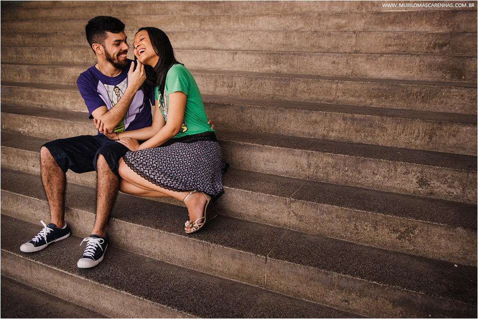 ensaio divertido casal de noivos em Feira de Santana, banca de revistas, rodoviária, biblioteca, UEFS (universidade), fotografado por Murilo Mascarenhas