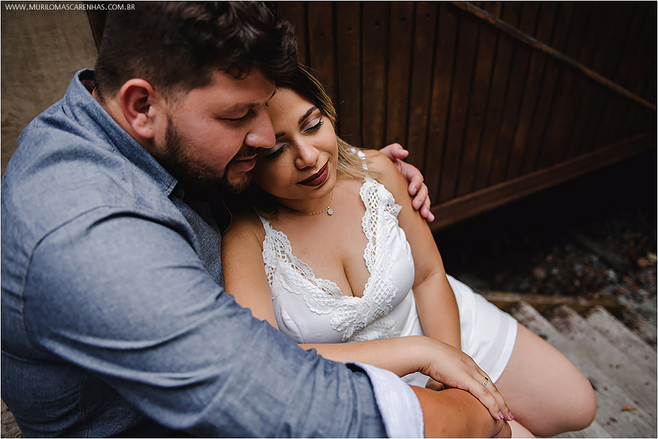 Casal apaixonado fotografado por Murilo Mascarenhas em Guarajuba e na Praia do Forte, litoral da Bahia. Gordinhos, fofinhos, carinhosos.