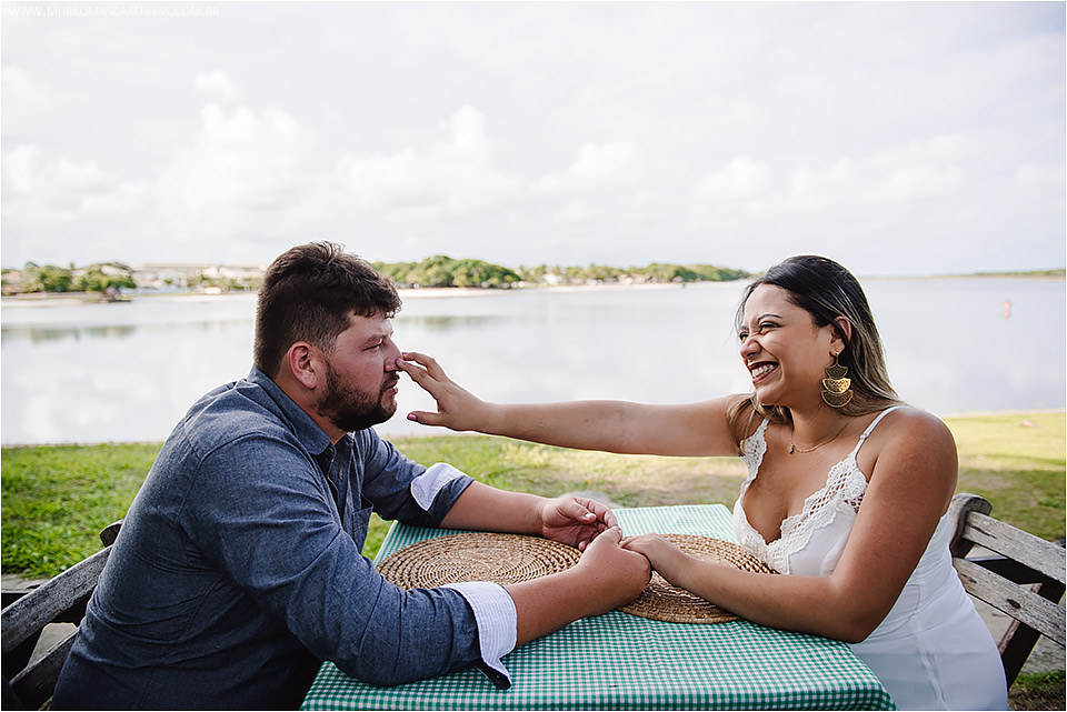 Casal apaixonado fotografado por Murilo Mascarenhas em Guarajuba e na Praia do Forte, litoral da Bahia. Gordinhos, fofinhos, carinhosos.