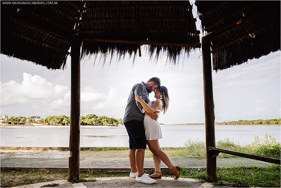 Casal apaixonado fotografado por Murilo Mascarenhas em Guarajuba e na Praia do Forte, litoral da Bahia. Gordinhos, fofinhos, carinhosos.
