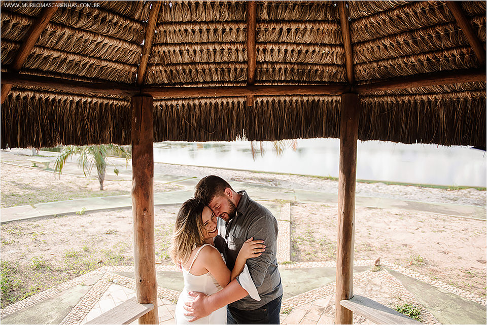 Casal apaixonado fotografado por Murilo Mascarenhas em Guarajuba e na Praia do Forte, litoral da Bahia. Gordinhos, fofinhos, carinhosos.