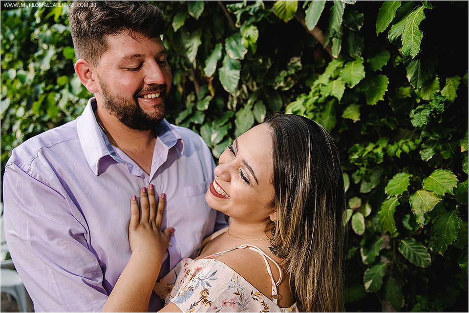 Casal apaixonado fotografado por Murilo Mascarenhas em Guarajuba e na Praia do Forte, litoral da Bahia. Gordinhos, fofinhos, carinhosos.