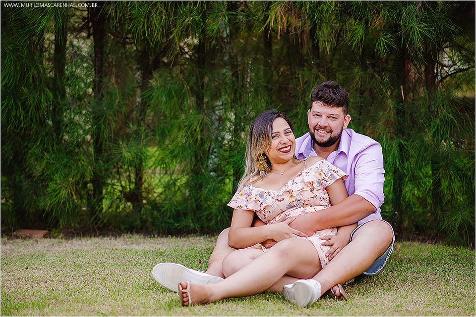 Casal apaixonado fotografado por Murilo Mascarenhas em Guarajuba e na Praia do Forte, litoral da Bahia. Gordinhos, fofinhos, carinhosos.