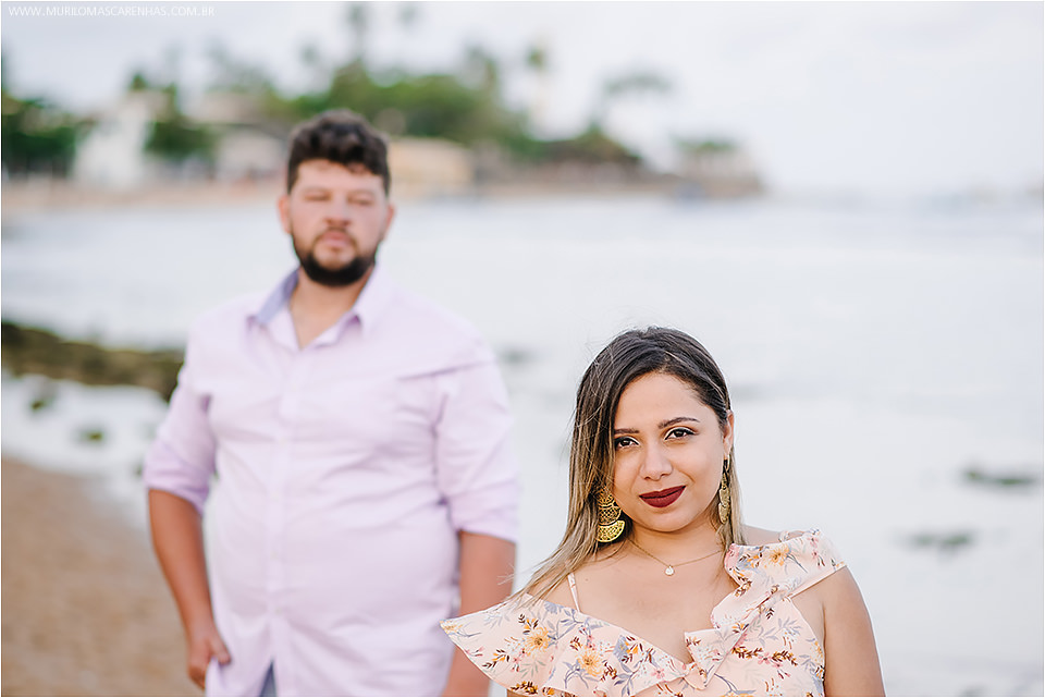 Casal apaixonado fotografado por Murilo Mascarenhas em Guarajuba e na Praia do Forte, litoral da Bahia. Gordinhos, fofinhos, carinhosos.