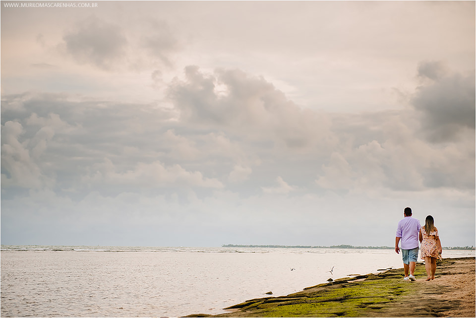 Casal apaixonado fotografado por Murilo Mascarenhas em Guarajuba e na Praia do Forte, litoral da Bahia. Gordinhos, fofinhos, carinhosos.