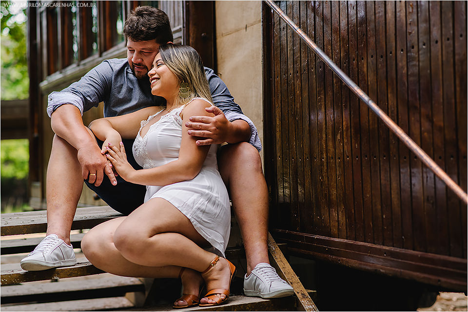 Casal apaixonado fotografado por Murilo Mascarenhas em Guarajuba e na Praia do Forte, litoral da Bahia. Gordinhos, fofinhos, carinhosos.
