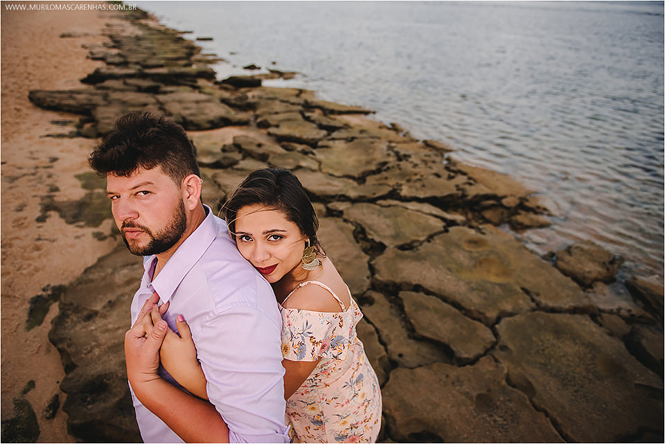 Casal apaixonado fotografado por Murilo Mascarenhas em Guarajuba e na Praia do Forte, litoral da Bahia. Gordinhos, fofinhos, carinhosos.