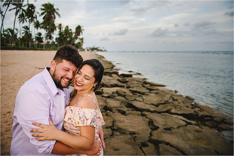 Casal apaixonado fotografado por Murilo Mascarenhas em Guarajuba e na Praia do Forte, litoral da Bahia. Gordinhos, fofinhos, carinhosos.