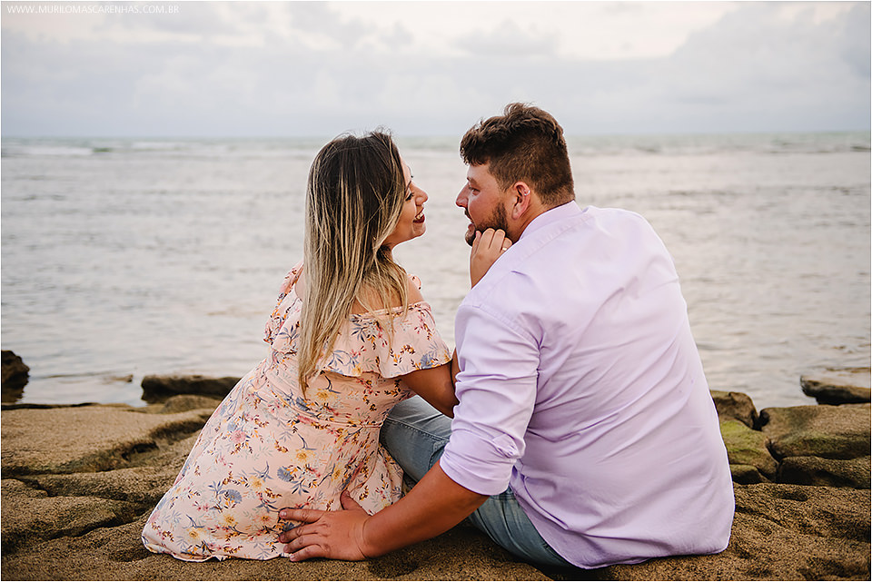 Casal apaixonado fotografado por Murilo Mascarenhas em Guarajuba e na Praia do Forte, litoral da Bahia. Gordinhos, fofinhos, carinhosos.