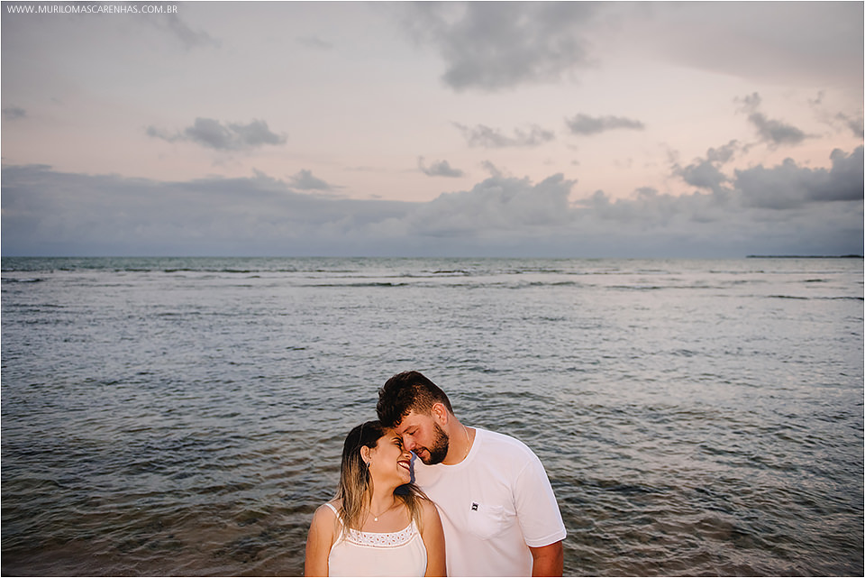 Casal apaixonado fotografado por Murilo Mascarenhas em Guarajuba e na Praia do Forte, litoral da Bahia. Gordinhos, fofinhos, carinhosos.