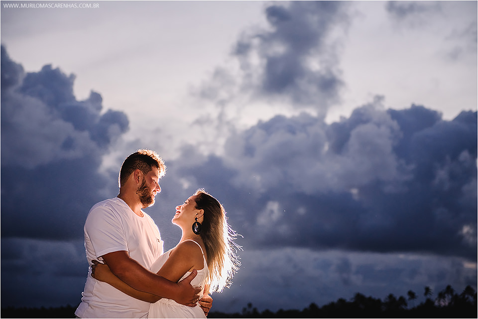Casal apaixonado fotografado por Murilo Mascarenhas em Guarajuba e na Praia do Forte, litoral da Bahia. Gordinhos, fofinhos, carinhosos.