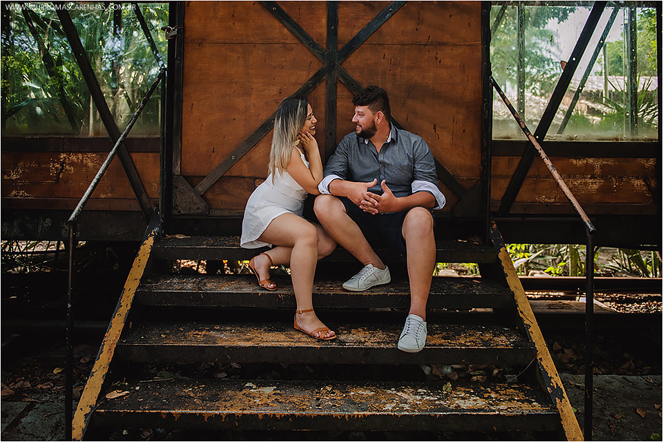 Casal apaixonado fotografado por Murilo Mascarenhas em Guarajuba e na Praia do Forte, litoral da Bahia. Gordinhos, fofinhos, carinhosos.