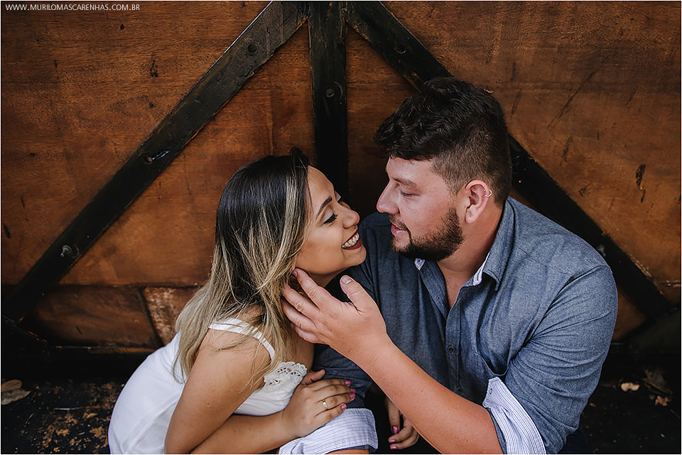 Casal apaixonado fotografado por Murilo Mascarenhas em Guarajuba e na Praia do Forte, litoral da Bahia. Gordinhos, fofinhos, carinhosos.