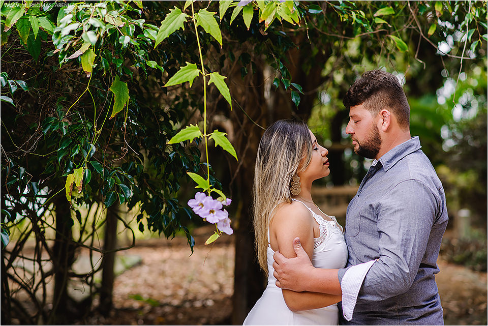 Casal apaixonado fotografado por Murilo Mascarenhas em Guarajuba e na Praia do Forte, litoral da Bahia. Gordinhos, fofinhos, carinhosos.