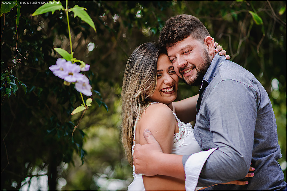 Casal apaixonado fotografado por Murilo Mascarenhas em Guarajuba e na Praia do Forte, litoral da Bahia. Gordinhos, fofinhos, carinhosos.