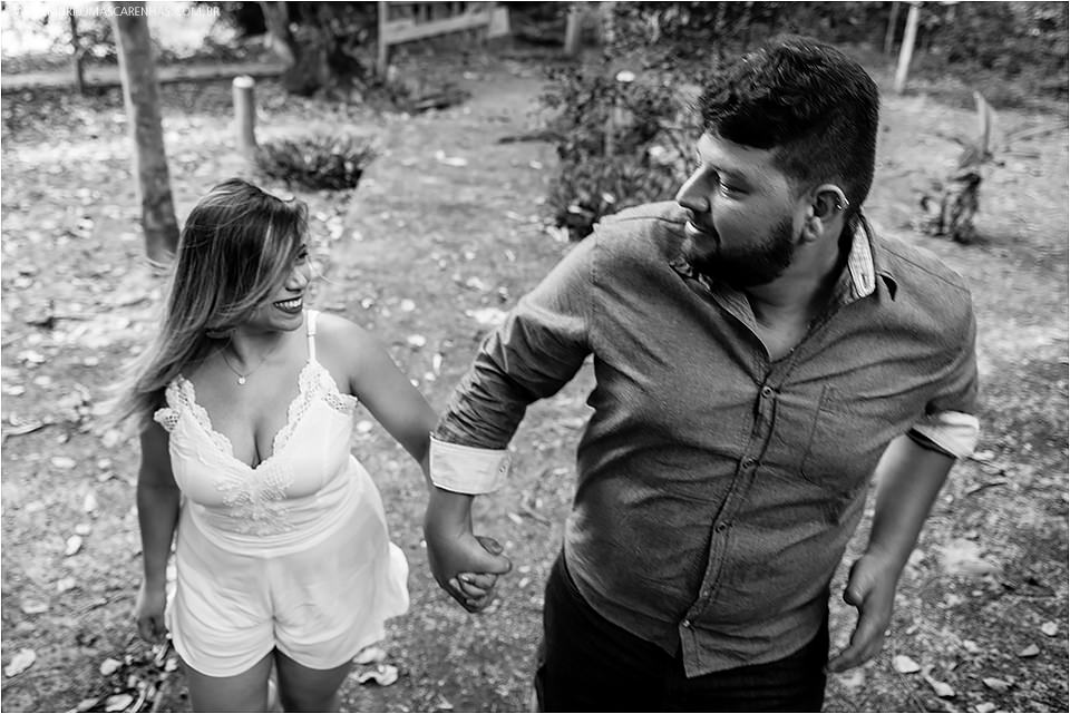 Casal apaixonado fotografado por Murilo Mascarenhas em Guarajuba e na Praia do Forte, litoral da Bahia. Gordinhos, fofinhos, carinhosos.