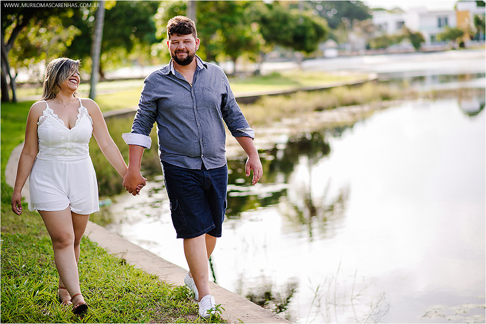 Casal apaixonado fotografado por Murilo Mascarenhas em Guarajuba e na Praia do Forte, litoral da Bahia. Gordinhos, fofinhos, carinhosos.