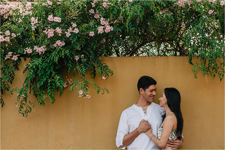 Ensaio fotografico de noivos em são gonçalo, bahia. Paisagem arquitetonica antiga. Noivo e noiva apaixonados, cristãos da igreja batista avenida Feira de Santana. Fotografado por Murilo Mascarenhas