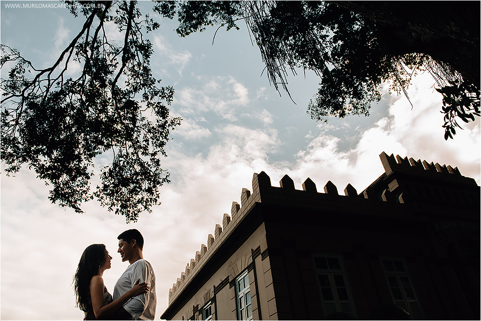 Ensaio fotografico de noivos em são gonçalo, bahia. Paisagem arquitetonica antiga. Noivo e noiva apaixonados, cristãos da igreja batista avenida Feira de Santana. Fotografado por Murilo Mascarenhas