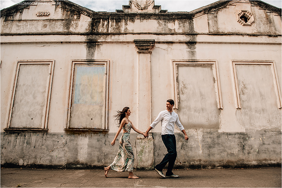Ensaio fotografico de noivos em são gonçalo, bahia. Paisagem arquitetonica antiga. Noivo e noiva apaixonados, cristãos da igreja batista avenida Feira de Santana. Fotografado por Murilo Mascarenhas