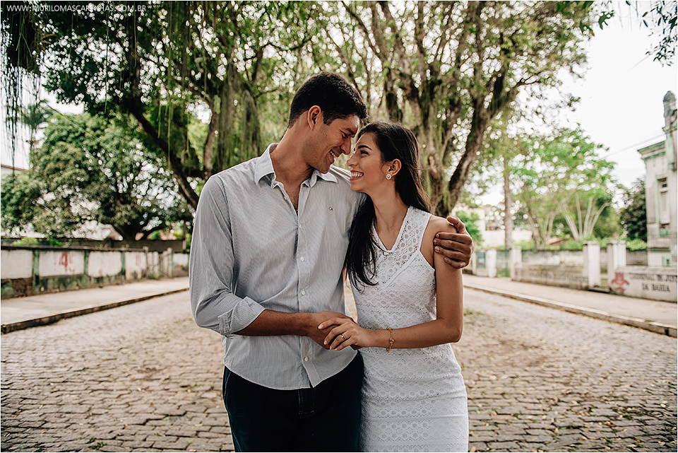 Ensaio fotografico de noivos em são gonçalo, bahia. Paisagem arquitetonica antiga. Noivo e noiva apaixonados, cristãos da igreja batista avenida Feira de Santana. Fotografado por Murilo Mascarenhas