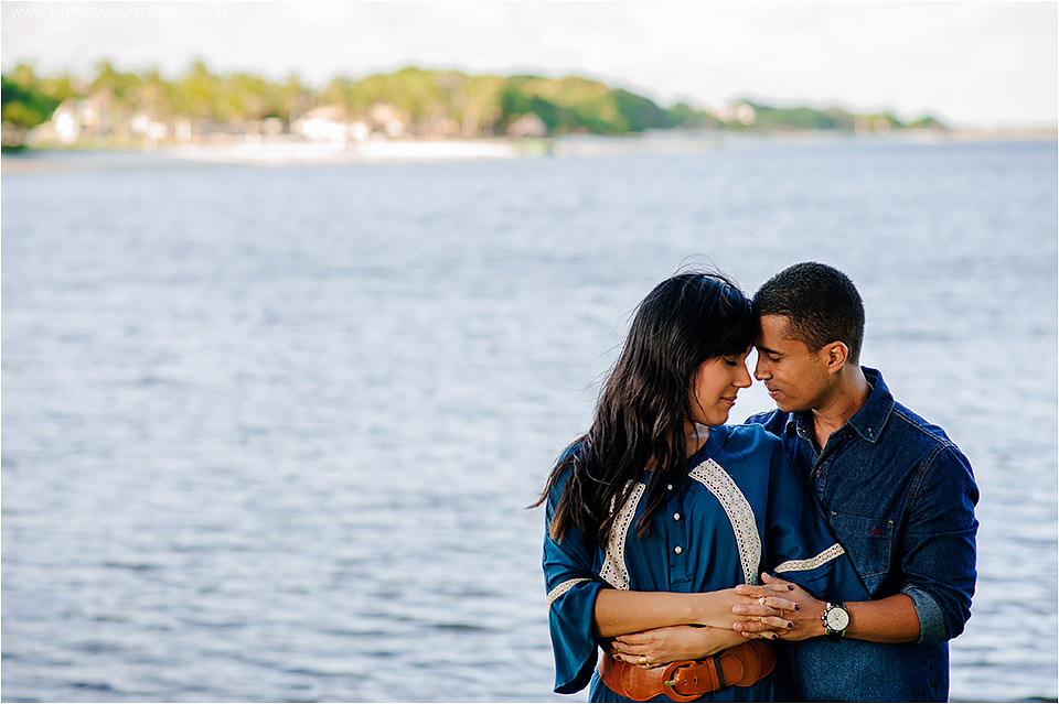 Ensaio de casal apaixonado, flamenguista, pre wedding, nas praias da linha verde, guarajuba, Bahia, fotografado por Murilo Mascarenhas de Feira de Santana.