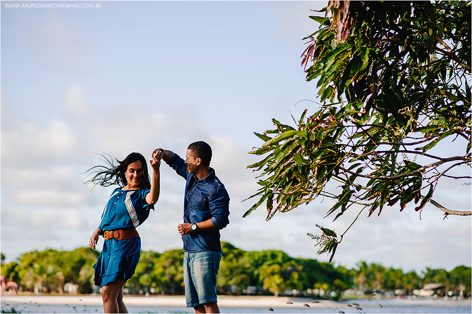 Ensaio de casal apaixonado, flamenguista, pre wedding, nas praias da linha verde, guarajuba, Bahia, fotografado por Murilo Mascarenhas de Feira de Santana.