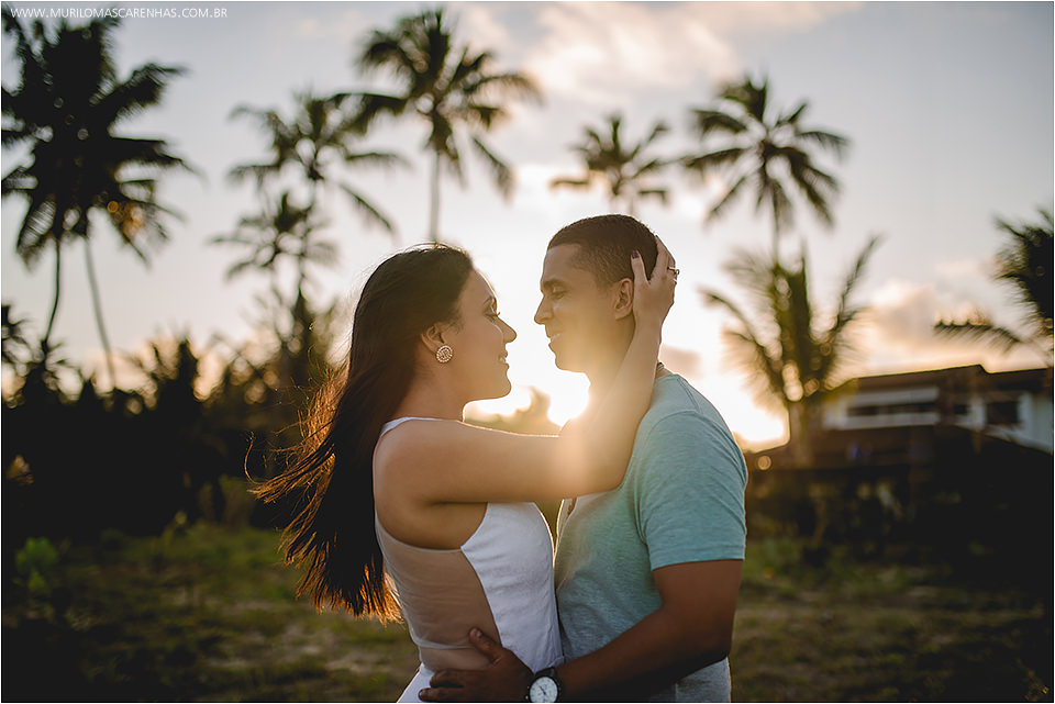 Ensaio de casal apaixonado, flamenguista, pre wedding, nas praias da linha verde, guarajuba, Bahia, fotografado por Murilo Mascarenhas de Feira de Santana. Por do Sol
