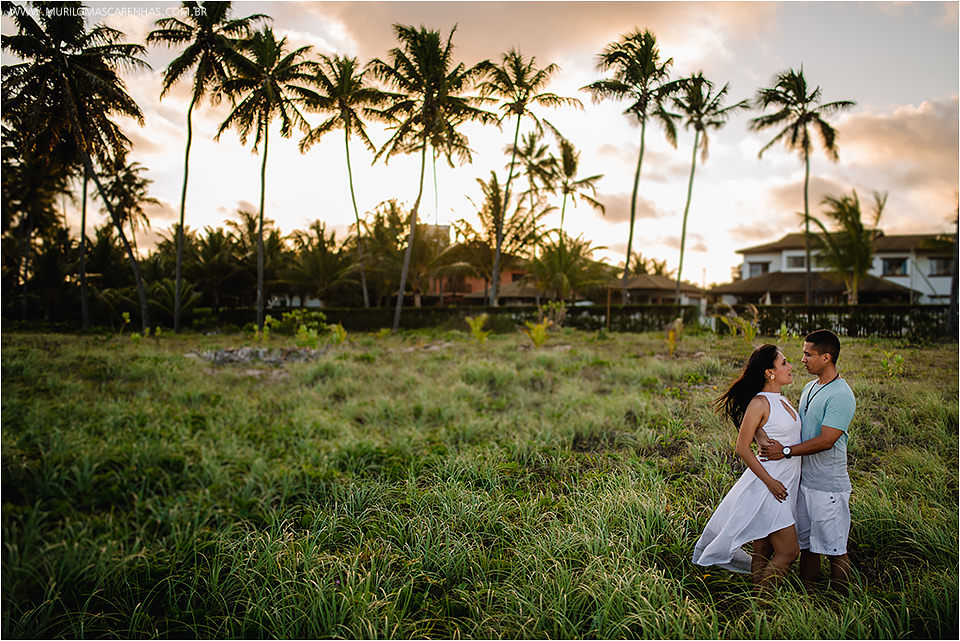 Ensaio de casal apaixonado, flamenguista, pre wedding, nas praias da linha verde, guarajuba, Bahia, fotografado por Murilo Mascarenhas de Feira de Santana.