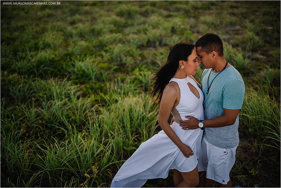 Ensaio de casal apaixonado, flamenguista, pre wedding, nas praias da linha verde, guarajuba, Bahia, fotografado por Murilo Mascarenhas de Feira de Santana.
