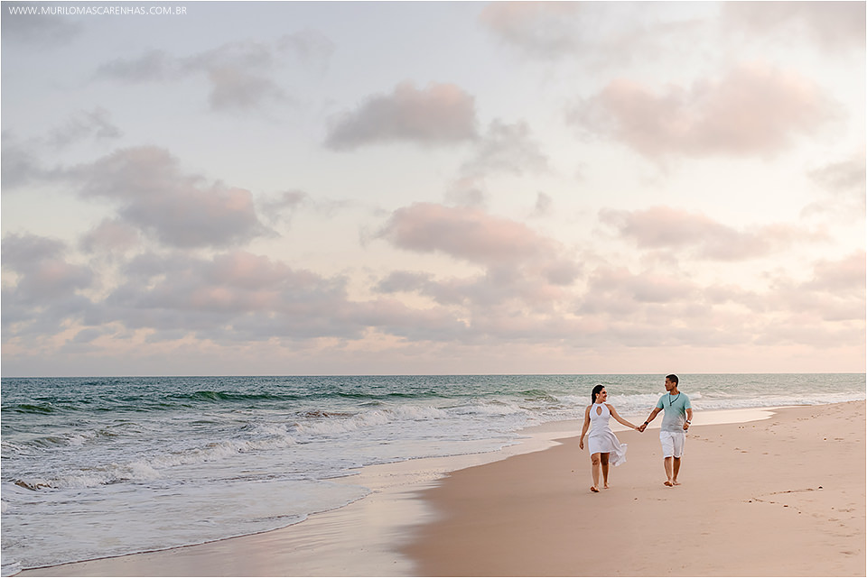 Ensaio de casal apaixonado, flamenguista, pre wedding, nas praias da linha verde, guarajuba, Bahia, fotografado por Murilo Mascarenhas de Feira de Santana. Mar