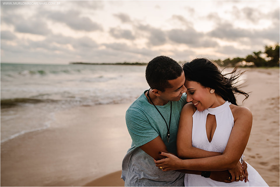 Ensaio de casal apaixonado, flamenguista, pre wedding, nas praias da linha verde, guarajuba, Bahia, fotografado por Murilo Mascarenhas de Feira de Santana.
