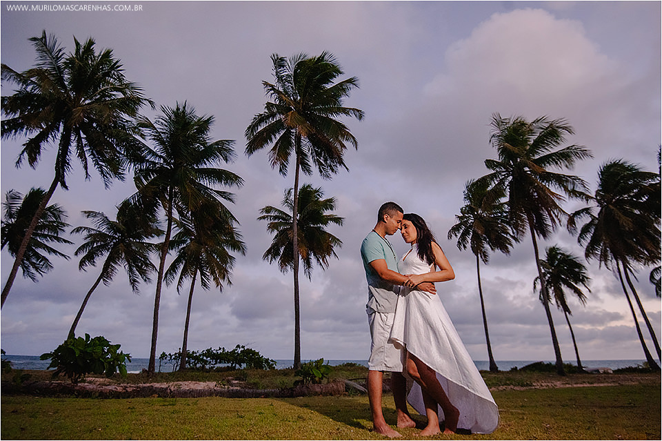 Ensaio de casal apaixonado, flamenguista, pre wedding, nas praias da linha verde, guarajuba, Bahia, fotografado por Murilo Mascarenhas de Feira de Santana.