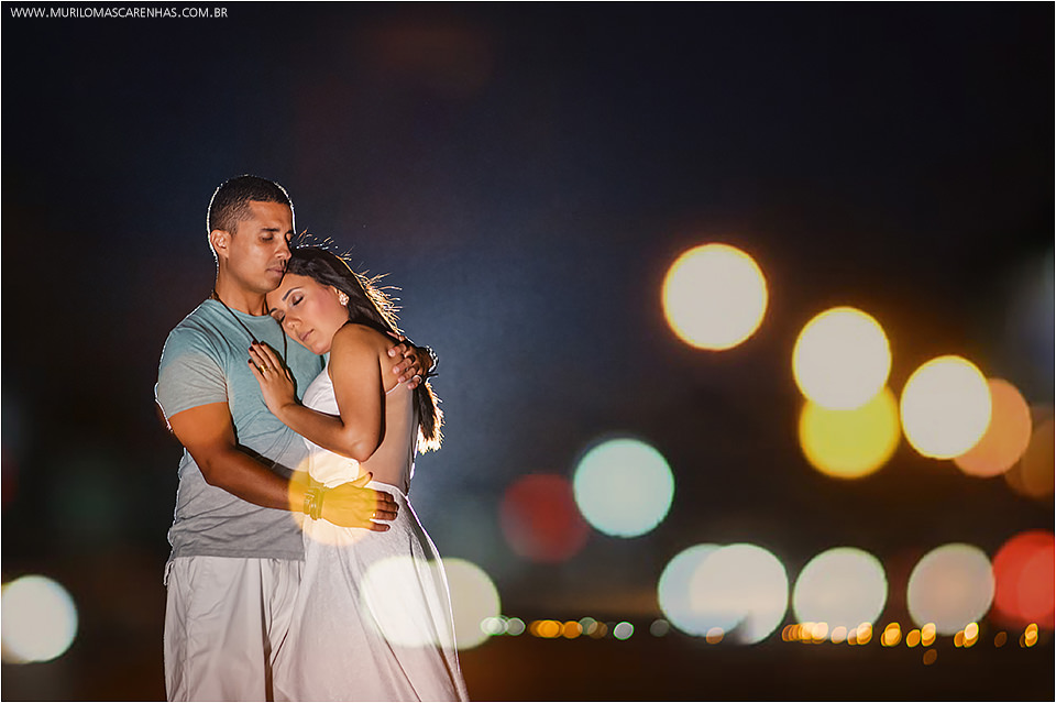 Ensaio de casal apaixonado, flamenguista, pre wedding, nas praias da linha verde, guarajuba, Bahia, fotografado por Murilo Mascarenhas de Feira de Santana. Luzes