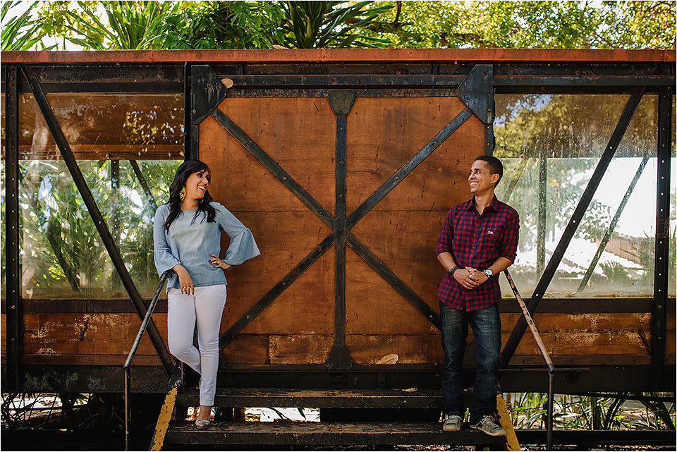 Ensaio de casal apaixonado, flamenguista, pre wedding, nas praias da linha verde, guarajuba, Bahia, fotografado por Murilo Mascarenhas de Feira de Santana.