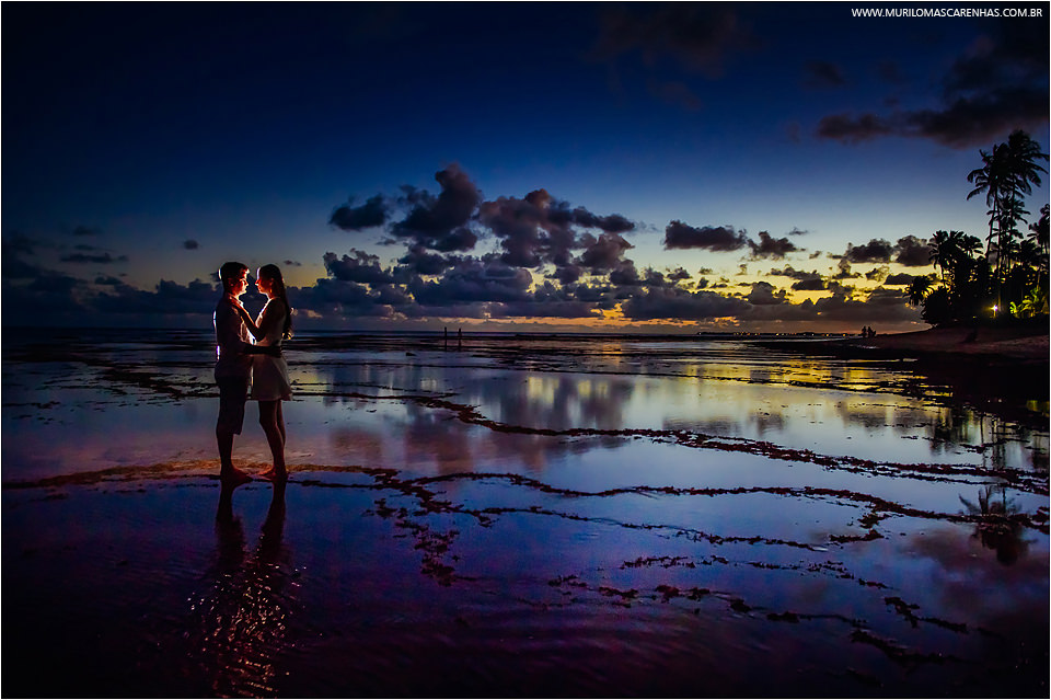 casal de feira de santana fazendo ensaio para casamento book na praia do forte salvador bahia feito por murilo mascarenhas fotografo reflexo pro do sol