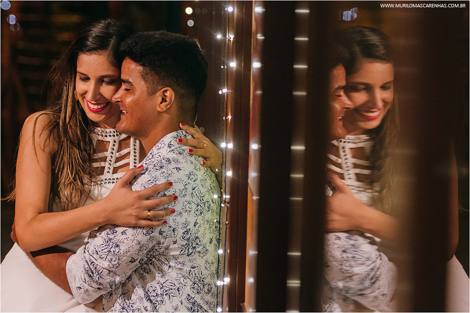 casal de feira de santana fazendo ensaio para casamento book na praia do forte salvador bahia feito por murilo mascarenhas fotografo
