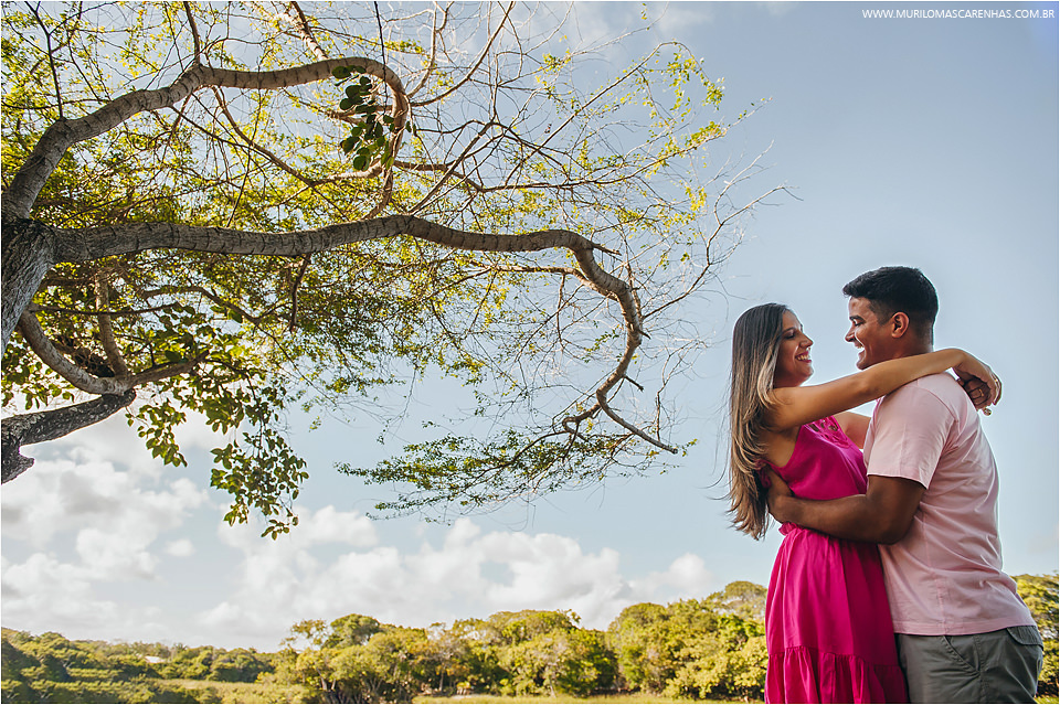 casal de feira de santana fazendo ensaio para casamento book na praia do forte salvador bahia abraçados e apaixonados